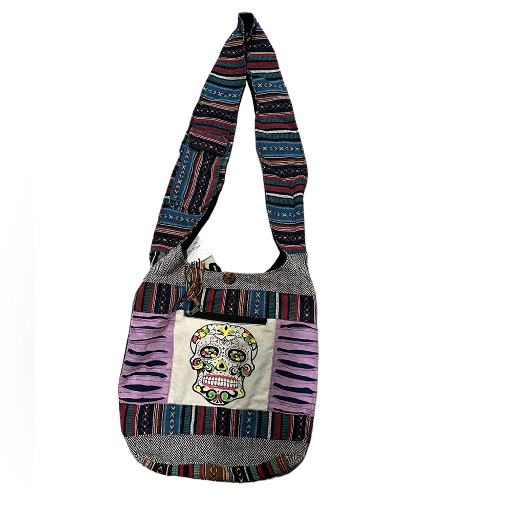 NWT.  Skull Crossbody Handbag.  CLGR10